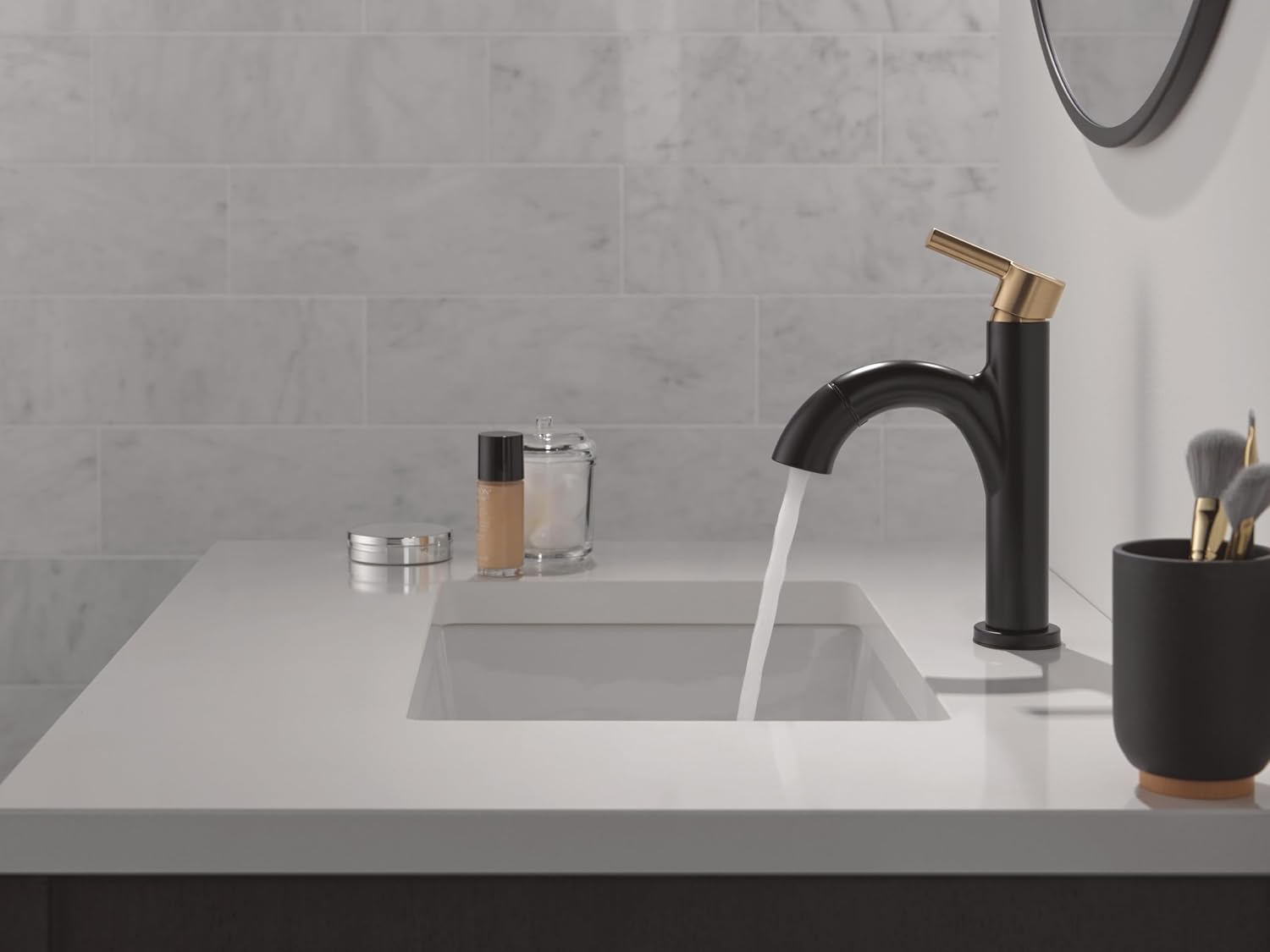 Delta Nicoli 1 Hole Matte Black/Brushed Gold Bathroom Faucet with Sprayer, Single Hole Bathroom Sink Faucet with Pull Out Sprayer for Vanity, Push-Pop Drain, Matte Black/Champagne Bronze 15749LF-GZPD