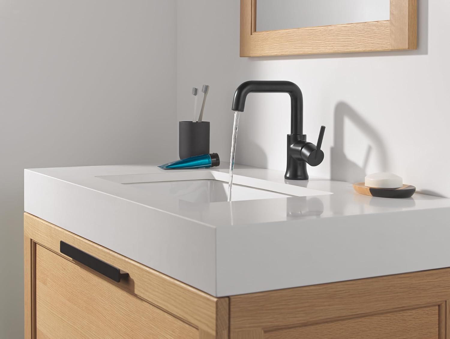 Delta Trinsic U-Spout 1-Hole Bathroom Faucet, Matte Black Single Hole Bathroom Sink Faucet, Metal Push-Pop Drain Assembly, Matte Black 554HAR-BL-DST