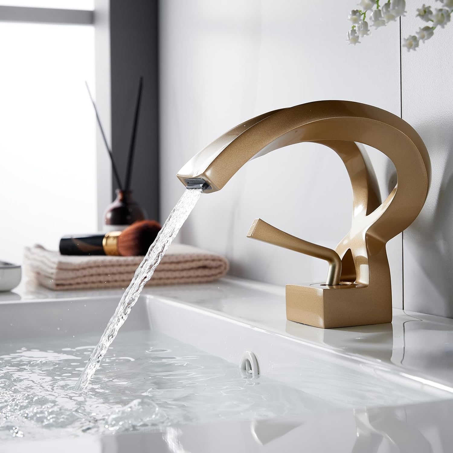 One Hole Bathroom Sink Faucet Waterfall Champagne Gold Single Handle Elegant Vanity Basin Deck Mount Lavatory Brass Creative Hollowed Body Antique Design